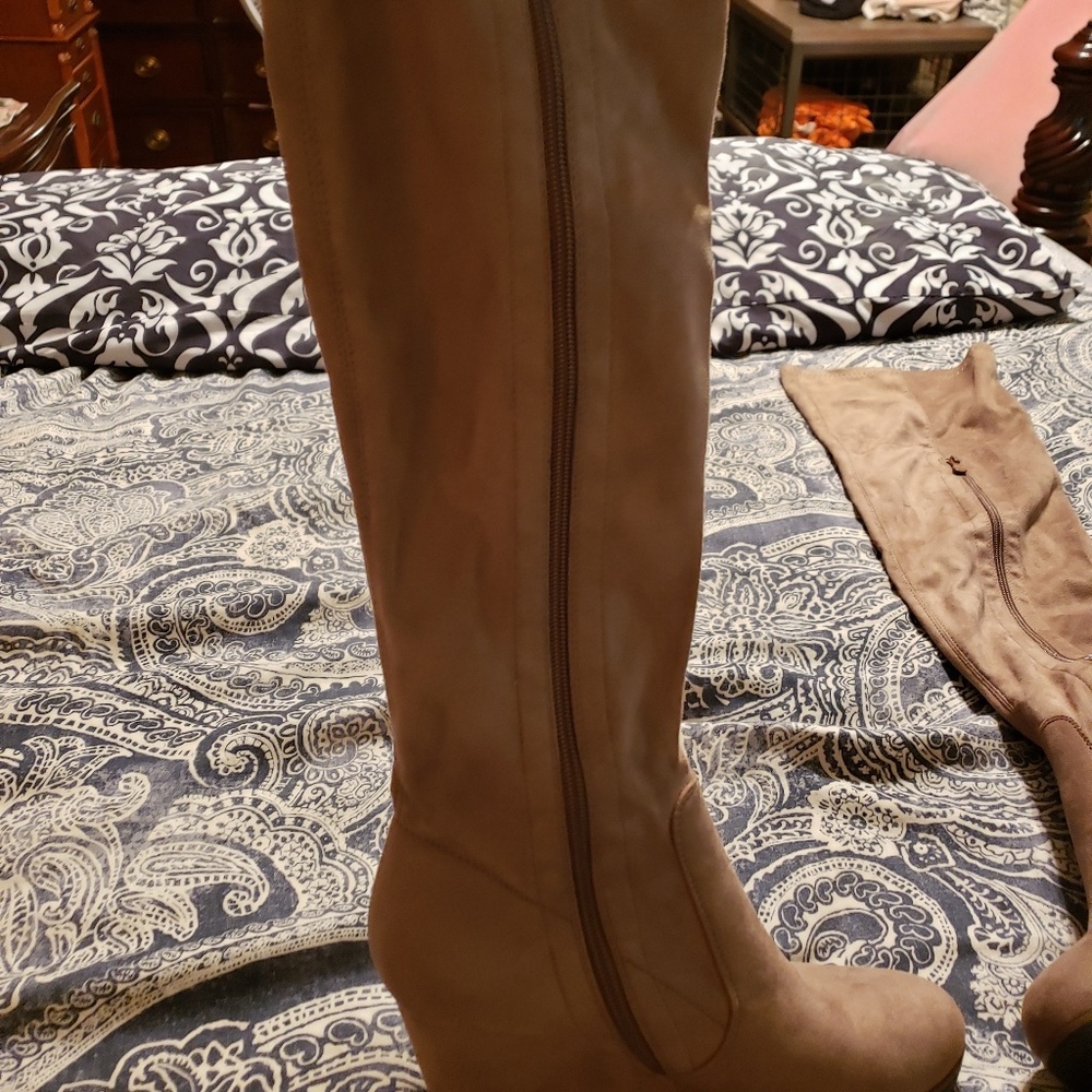 Boots - Picture 3 of 6
